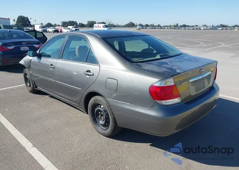 2005 Toyota Camry Le z USA, uszkodzony, nr VIN 4T1BE30K25U519656